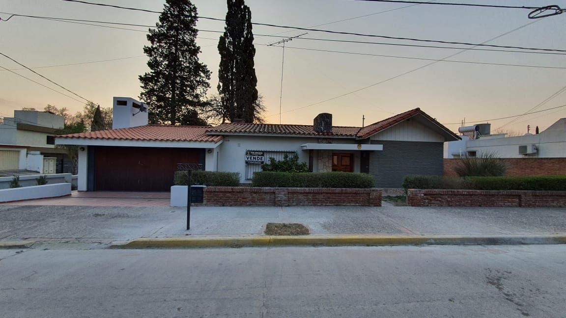 Alta Gracia, Córdoba, Casa de 3 dormitorios mas dependencias en B° Pellegrini