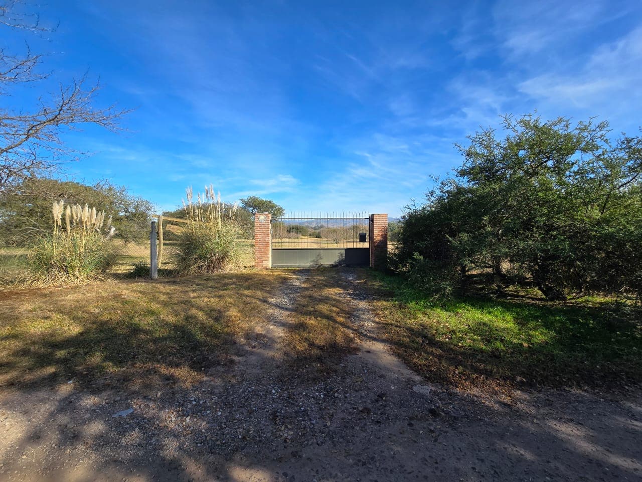 CÓRDOBA, ANISACATE, CASA DE 3 DORMITORIOS CON ARROYO Y VISUALES A LAS SIERRAS